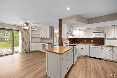 Kitchen - 2007 Main Dr, Highland, IL 62249 photo 2 of 3