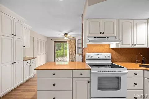 Kitchen - 2007 Main Dr, Highland, IL 62249 photo 1 of 3
