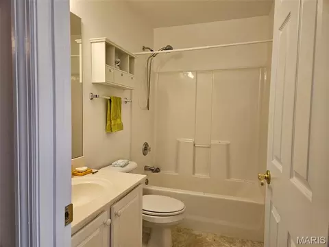 Bath - 1129 Piepers Glen Ln #8A, O'fallon, MO 63366 photo 2 of 4