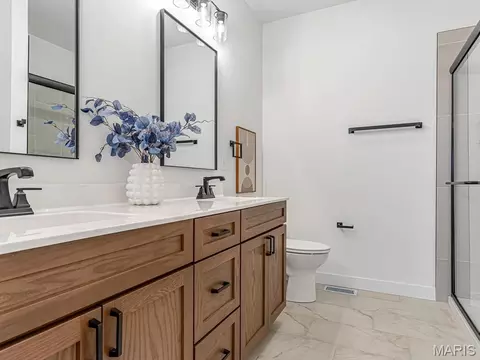Bath - 951 Forbs Dr, Waterloo, IL 62298 photo 2 of 3