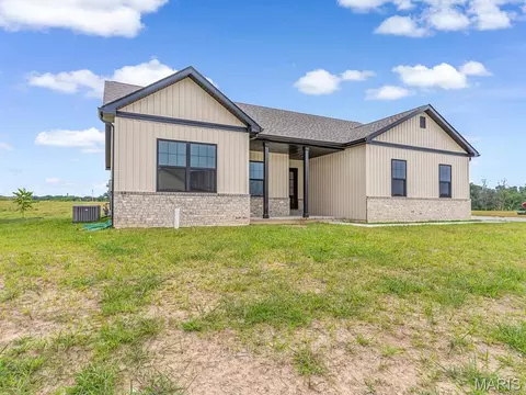 Exterior - 951 Forbs Dr, Waterloo, IL 62298 photo 2 of 4