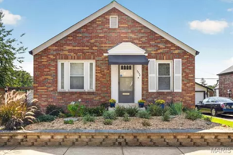 5348 Sunshine Dr, Saint Louis, MO 63109