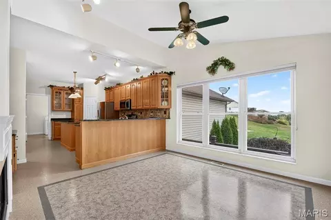 Living - 74 Forest Hills Dr, Washington, MO 63090 photo 3 of 5