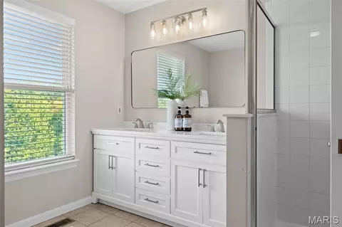 Bath - 1566 Buckhurst Ct, Ballwin, MO 63021 photo 2 of 5