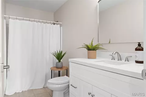 Bath - 1566 Buckhurst Ct, Ballwin, MO 63021 photo 4 of 5