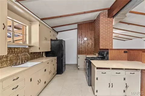 Kitchen - 1521 W Highway 100, Hermann, MO 65041 photo 2 of 5