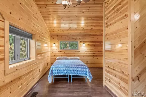 Bedroom - 1521 W Highway 100, Hermann, MO 65041 photo 4 of 4