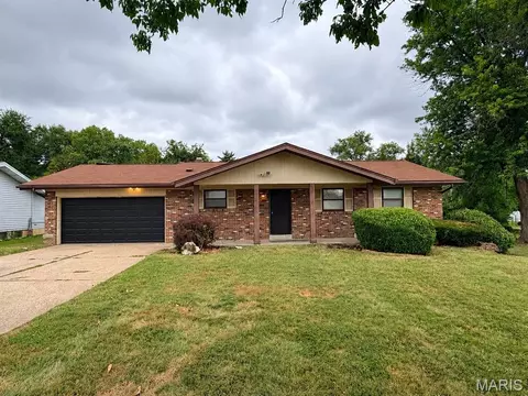 12095 Trampe Heights Ln, Saint Louis, MO 63138