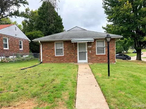 8933 Hillview Ave, Jennings, MO 63136