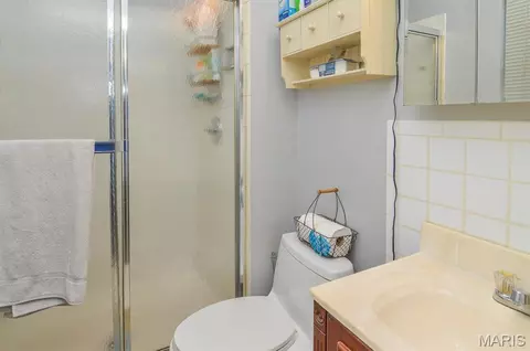 Bath - 4044 Avery Ln, Bridgeton, MO 63044 photo 2 of 4