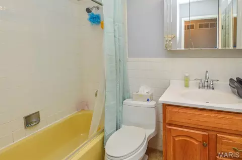 Bath - 4044 Avery Ln, Bridgeton, MO 63044 photo 1 of 4