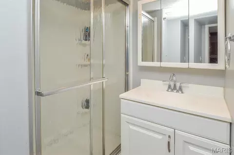 Bath - 4044 Avery Ln, Bridgeton, MO 63044 photo 4 of 4