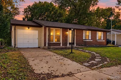 2942 Chance Dr, Florissant, MO 63031