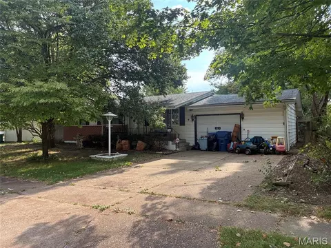 820 Campion Ln, Florissant, MO 63031