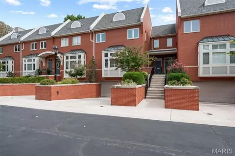 8 W Pine Ct, Saint Louis, MO 63108