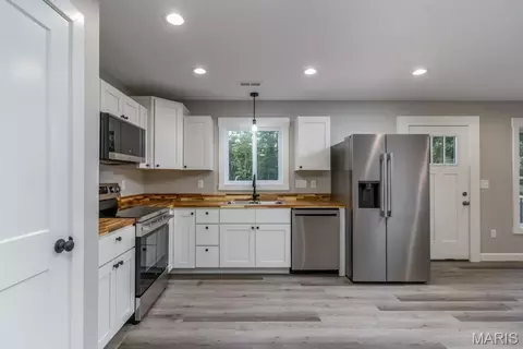 Kitchen - 15564 Top Dr, Saint Robert, MO 65584 photo 2 of 3