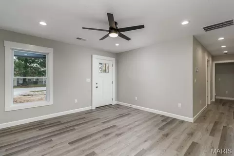 Living - 15564 Top Dr, Saint Robert, MO 65584 photo 2 of 4