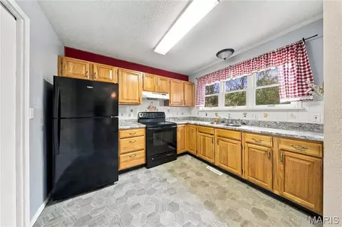 Kitchen - 300 Greentree Rd, Rolla, MO 65401 photo 3 of 3