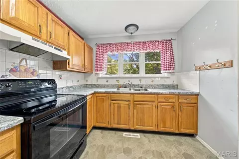 Kitchen - 300 Greentree Rd, Rolla, MO 65401 photo 1 of 3