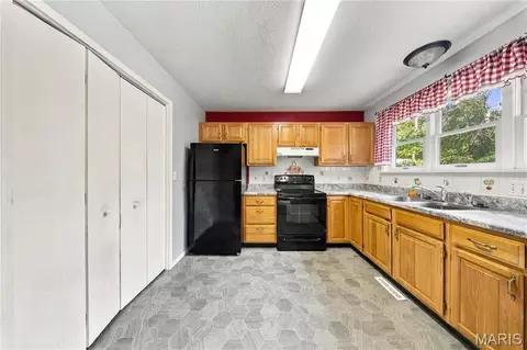 Kitchen - 300 Greentree Rd, Rolla, MO 65401 photo 2 of 3