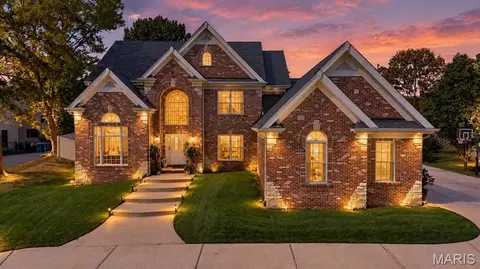 821 N Spoede Rd, Creve Coeur, MO 63141