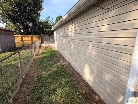 Exterior - 522 B St, Bethalto, IL 62010 photo 3 of 3