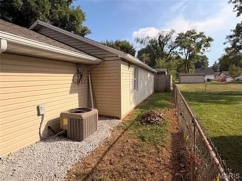 Exterior - 522 B St, Bethalto, IL 62010 photo 2 of 3