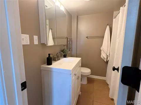 Bath - 522 B St, Bethalto, IL 62010 photo 1 of 1