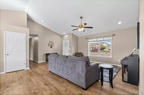 Entry Way - 866 Pebble Beach Ct, Union, MO 63084 photo 2 of 4