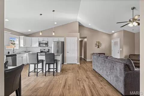 Entry Way - 866 Pebble Beach Ct, Union, MO 63084 photo 4 of 4