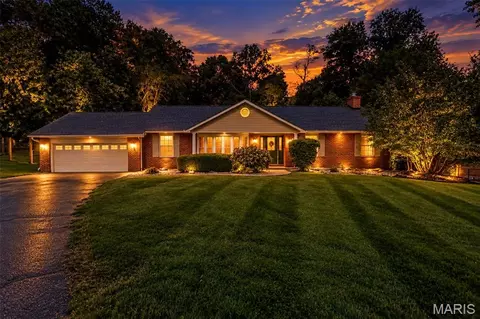 9 Robin Ln, Collinsville, IL 62234