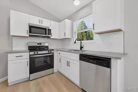 Kitchen - 1540 Batters Box Dr, O'fallon, MO 63366 photo 2 of 3