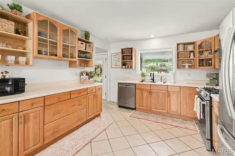 Kitchen - 661 Sun Vly N, Arnold, MO 63010 photo 2 of 2