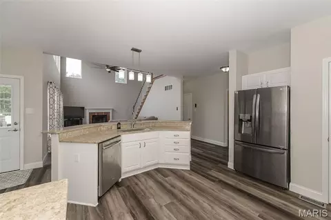 Kitchen - 472 Brookhaven Ct, O'fallon, MO 63368 photo 5 of 6