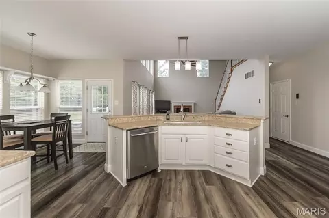 Kitchen - 472 Brookhaven Ct, O'fallon, MO 63368 photo 2 of 6