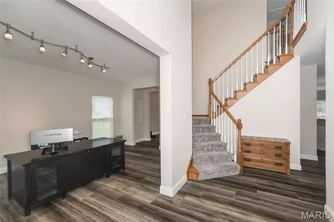 Entry Way - 472 Brookhaven Ct, O'fallon, MO 63368 photo 2 of 9