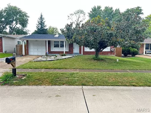 12469 Glengate Dr, Maryland Heights, MO 63043