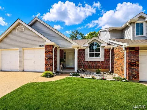 13305 Woodlake Village Ct, Saint Louis, MO 63141