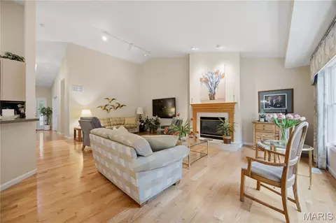 5523 Heatherbluff Ct, Saint Louis, MO 63128