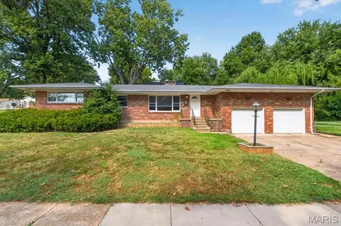 9091 Patrick Dr, Saint Louis, MO 63114