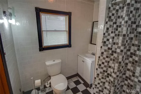 Bath - 409 E Teak St, Thayer, IL 62689 photo 1 of 11