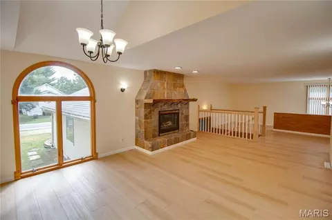 Living - 409 E Teak St, Thayer, IL 62689 photo 3 of 11