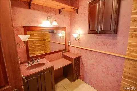 Bath - 409 E Teak St, Thayer, IL 62689 photo 7 of 11