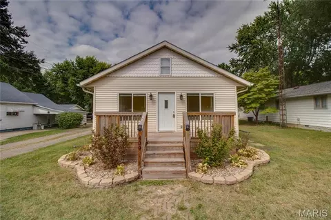 Exterior - 409 E Teak St, Thayer, IL 62689 photo 2 of 12