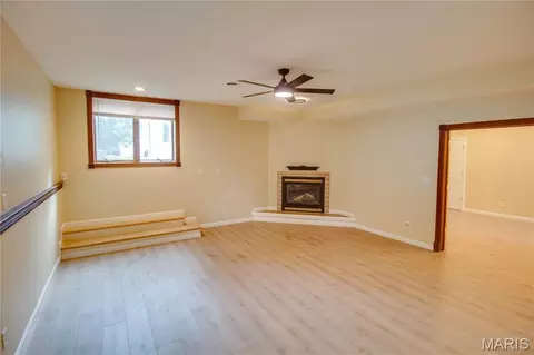 Living - 409 E Teak St, Thayer, IL 62689 photo 9 of 11