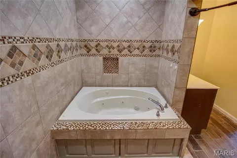 Bath - 409 E Teak St, Thayer, IL 62689 photo 10 of 11