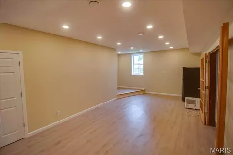 Living - 409 E Teak St, Thayer, IL 62689 photo 7 of 11