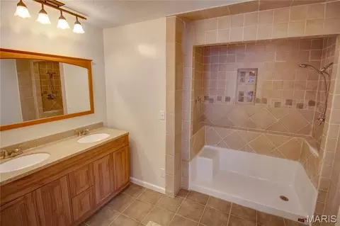 Bath - 409 E Teak St, Thayer, IL 62689 photo 4 of 11
