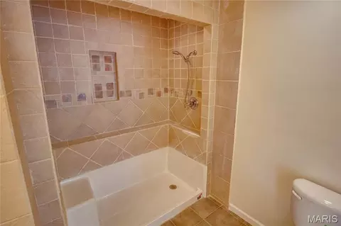 Bath - 409 E Teak St, Thayer, IL 62689 photo 5 of 11