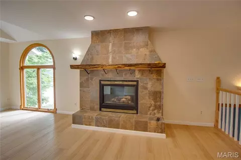 Living - 409 E Teak St, Thayer, IL 62689 photo 4 of 11